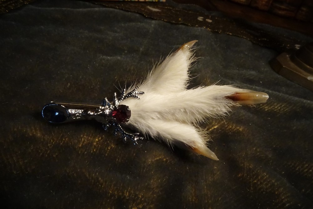 A late 20th century grouse claw pin with a pretty appearance